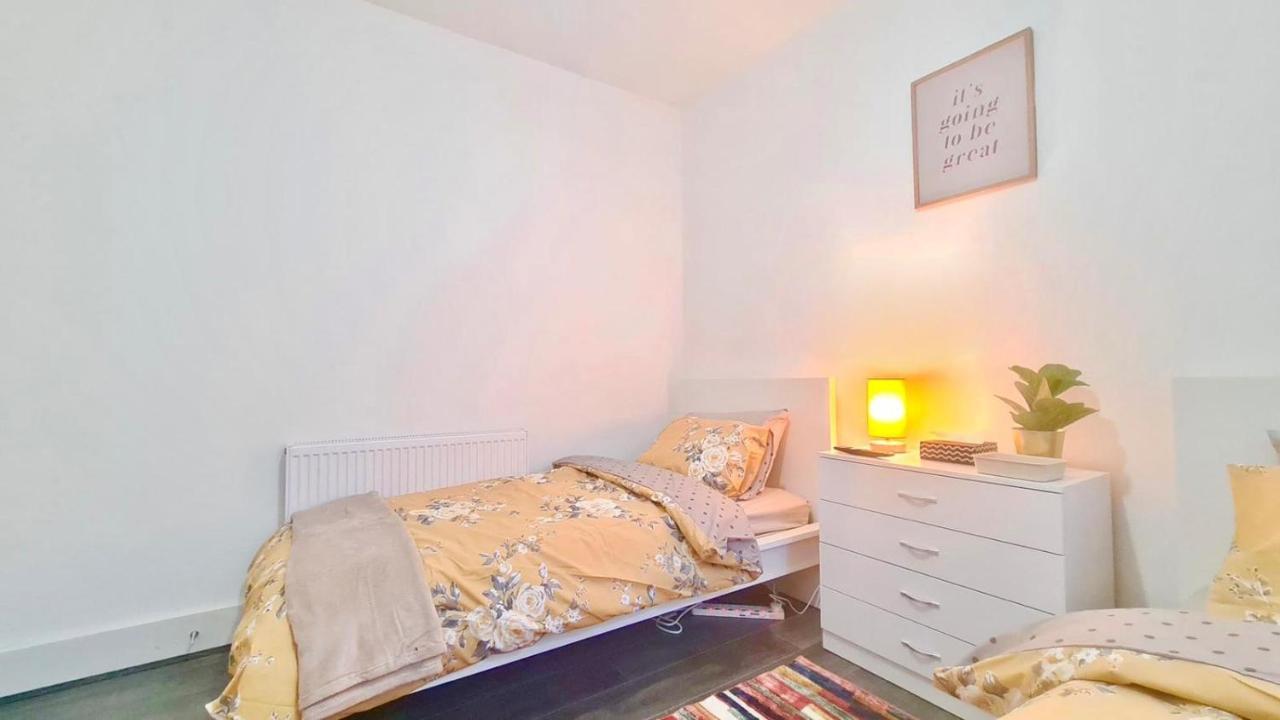 Deluxe Private Room In Manor Park Лондон Экстерьер фото