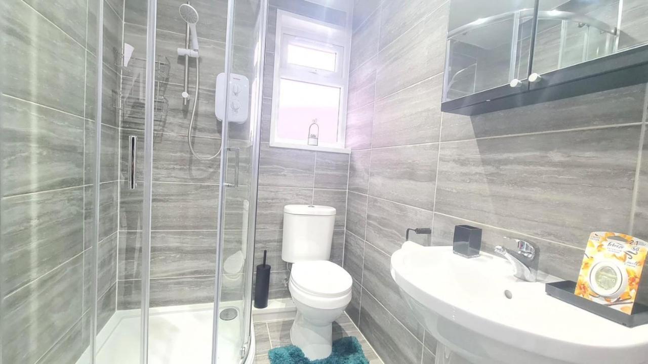 Deluxe Private Room In Manor Park Лондон Экстерьер фото